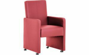 Afbeelding van een Goossens Eetkamerstoel Rivas rood kunstleer met armleuning en met wielen, modern design