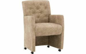 Afbeelding van een Goossens Eetkamerstoel Oliver beige microvezel met armleuning en met wielen, stijlvol landelijk
