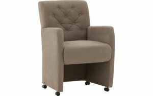 Afbeelding van een Goossens Eetkamerstoel Oliver bruin stof met armleuning en met wielen, stijlvol landelijk