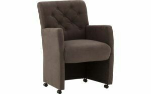 Afbeelding van een Goossens Eetkamerstoel Oliver bruin stof met armleuning en met wielen, stijlvol landelijk