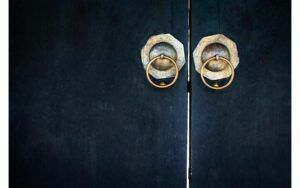 Afbeelding van een Goossens Schilderij Knock On My Door, 148 x 98 cm