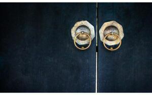 Afbeelding van een Goossens Schilderij Knock On My Door, 70 x 118 cm