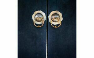 Afbeelding van een Goossens Schilderij Knock On My Door, 74 x 74 cm