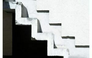 Afbeelding van een Goossens Schilderij Escalier Maison, 148 x 98 cm