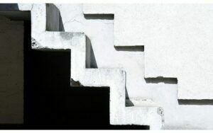 Afbeelding van een Goossens Schilderij Escalier Maison, 70 x 118 cm