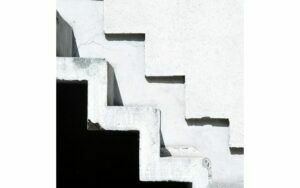 Afbeelding van een Goossens Schilderij Escalier Maison, 74 x 74 cm