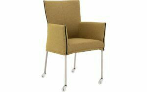 Afbeelding van een Goossens Eetkamerstoel Funk RVS Poten groen stof met armleuning en Transparant skater wiel met rvs kapmet wielen, modern design