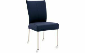 Afbeelding van een Goossens Eetkamerstoel Funk RVS Poten blauw leer leuning en Transparant skater wiel met rvs kapmet wielen, modern design