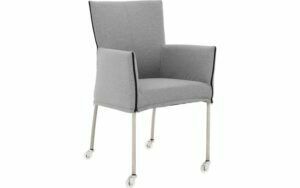 Afbeelding van een Goossens Eetkamerstoel Funk RVS Poten grijs stof met armleuning en Transparant skater wiel met rvs kapmet wielen, modern design