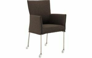 Afbeelding van een Goossens Eetkamerstoel Funk RVS Poten bruin stof met armleuning en met wielenTransparant skater wiel met rvs kap, modern design