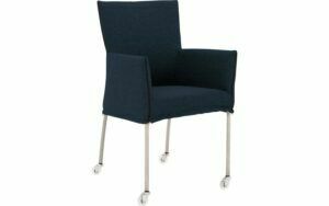 Afbeelding van een Goossens Eetkamerstoel Funk RVS Poten blauw stof met armleuning en met wielenTransparant skater wiel met rvs kap, modern design