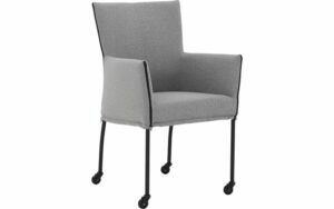 Afbeelding van een Goossens Eetkamerstoel Funk Zwarte Poten grijs stof met armleuning en Zwart skater wiel met zwarte kapmet wielen, modern design