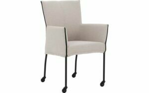 Afbeelding van een Goossens Eetkamerstoel Funk Zwarte Poten beige stof met armleuning en Zwart skater wiel met zwarte kapmet wielen, modern design