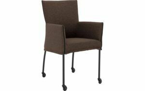 Afbeelding van een Goossens Eetkamerstoel Funk Zwarte Poten bruin stof met armleuning en Zwart skater wiel met zwarte kapmet wielen, modern design