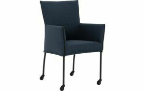 Afbeelding van een Goossens Eetkamerstoel Funk Zwarte Poten blauw stof met armleuning en Zwart skater wiel met zwarte kapmet wielen, modern design