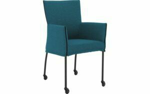 Afbeelding van een Goossens Eetkamerstoel Funk Zwarte Poten blauw stof met armleuning en met wielenZwart skater wiel met zwarte kap, modern design