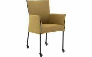 Afbeelding van een Goossens Eetkamerstoel Funk Zwarte Poten groen stof met armleuning en Zwart skater wiel met zwarte kapmet wielen, modern design