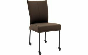 Afbeelding van een Goossens Eetkamerstoel Funk Zwarte Poten bruin leer leuning en met wielenZwart skater wiel met zwarte kap, modern design