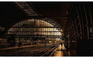 Afbeelding van een Goossens Schilderij The Station, 118 x 70 cm