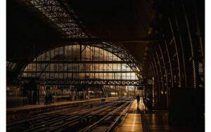 Afbeelding van een Goossens Schilderij The Station, 148 x 98 cm