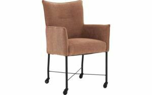 Afbeelding van een Goossens Eetkamerstoel Erik roze stof met armleuning en met wielenmet skaterwielen, modern design