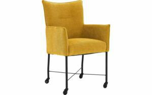 Afbeelding van een Goossens Eetkamerstoel Erik geel stof met armleuning en met wielenmet skaterwielen, modern design