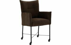 Afbeelding van een Goossens Eetkamerstoel Erik donkerbruin stof met armleuning en met skaterwielenmet wielen, modern design