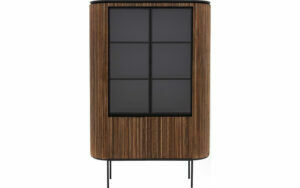 Afbeelding van een Goossens Vitrinekast Adel, 2 glasdeuren 2 dichte deuren, bruin teak, 139 x 210 x 45 cm, stijlvol landelijk