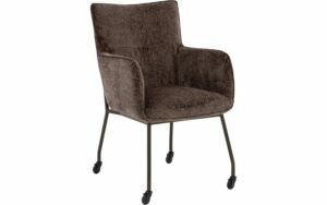 Afbeelding van een Goossens Eetkamerstoel Trullo bruin stof met armleuning en met wielenmet zwarte skater wielen,