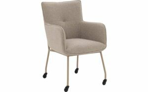 Afbeelding van een Goossens Eetkamerstoel Trullo beige stof met armleuning en met wielenmet zwarte skater wielen,
