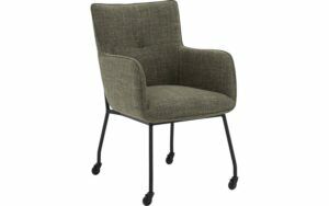 Afbeelding van een Goossens Eetkamerstoel Trullo groen stof met armleuning en met wielenmet zwarte skater wielen,