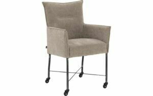 Afbeelding van een Goossens Eetkamerstoel Erik bruin stof met armleuning en met wielenmet skaterwielen, modern design