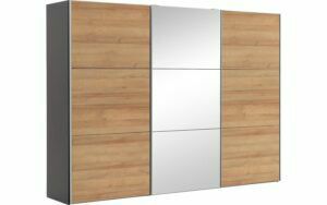 Afbeelding van een Goossens Kledingkast Easy Storage Sdk, 303 cm breed, 220 cm hoog, 2x 3 paneel schuifdeuren en 1x 3 paneel spiegel schuifdeur midden
