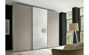 Afbeelding van een Goossens Kledingkast Big Choice Type 41 163, Slaapkamerkast 249 cm breed, 222 cm hoog, 2 schuifdeuren en 1 glas schuifdeur midden